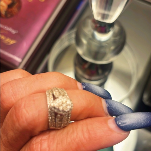 Elegant Engagement Ring - Picture 3 of 7